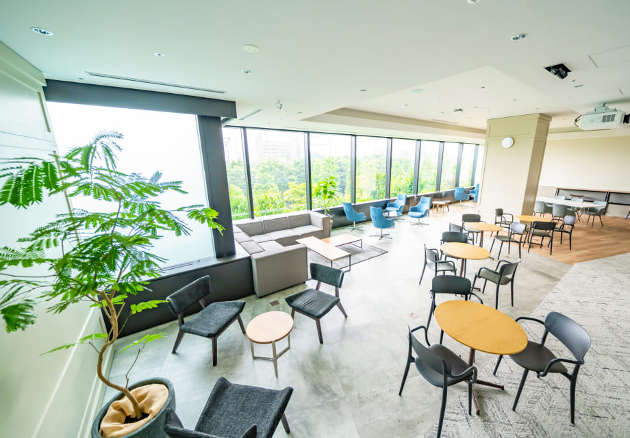 オフィスや飲食店として、カスタマイズが可能な広々としたsデザイン